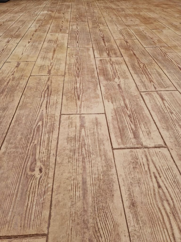 Terrasse en bois réalisé par RMS Béton Imprimé à Perpignan