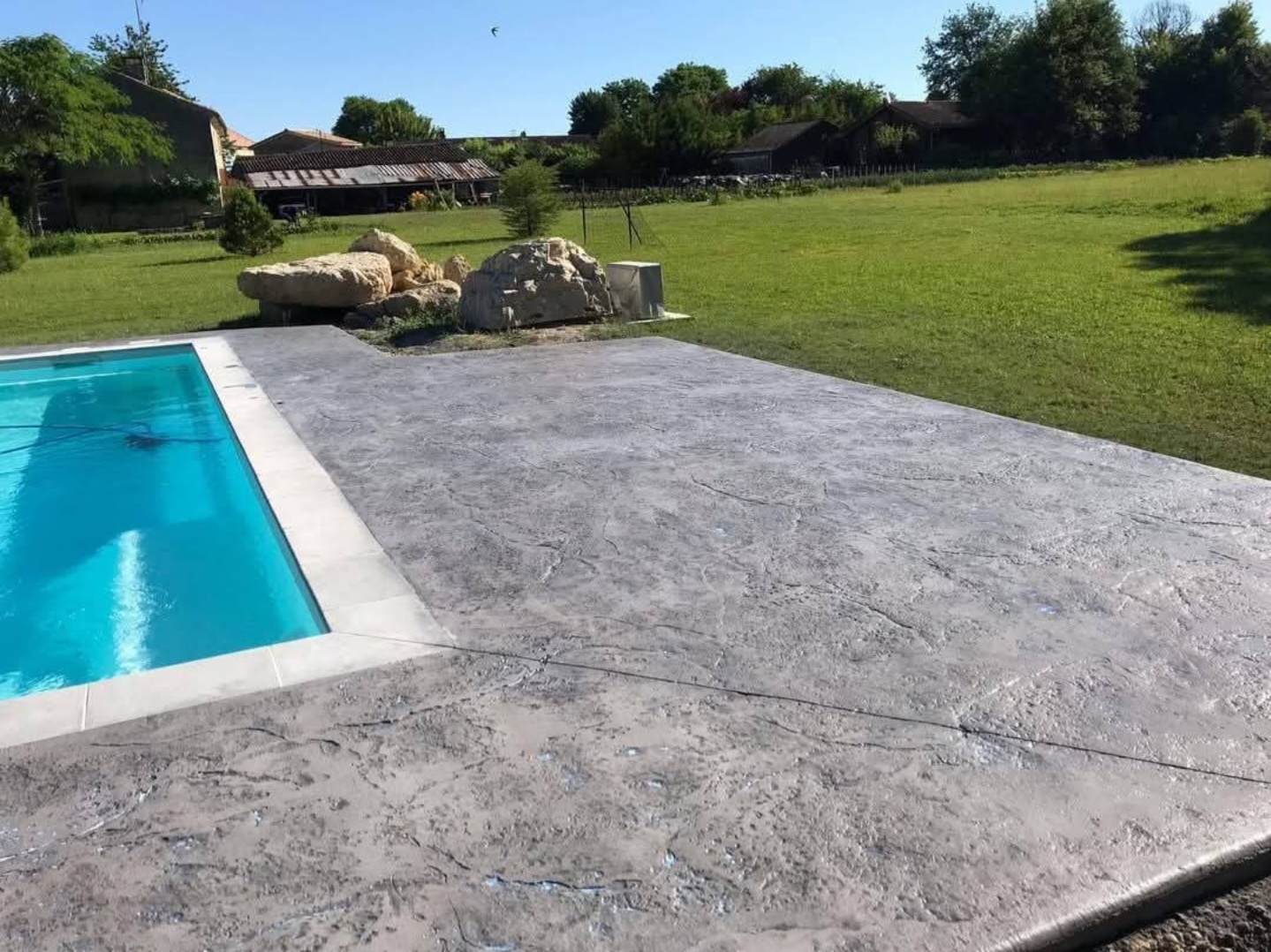 Terrasse familiale en béton imprimé à Perpignan Pyrénées-Orientales